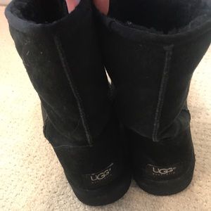 Black short Ugg boots